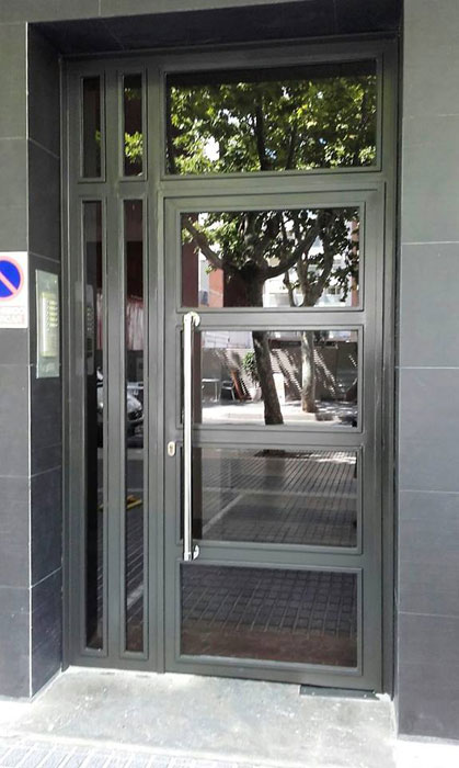 Puertas de entrada de aluminio de diseño con aislamiento térmico -  Aluminios y PVC Moya Reus