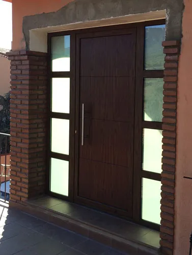 Puerta entrada imitación madera - Aluminios Moya en Reus