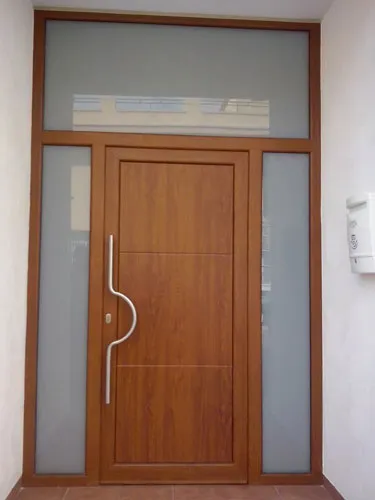 Puerta entrada imitación madera