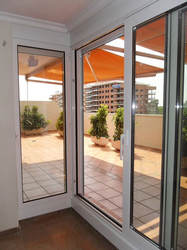 Puertas de entrada de aluminio de diseño con aislamiento térmico -  Aluminios y PVC Moya Reus