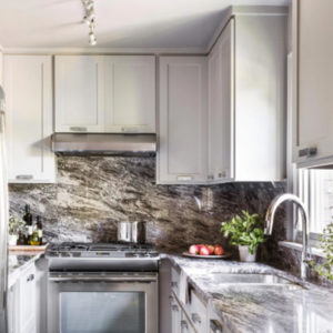 cocinas pequeñas con piedra natural en la pared